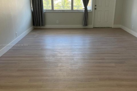 Condo in Hallandale Beach, Florida, 2 bedrooms  № 1869918 - photo 3