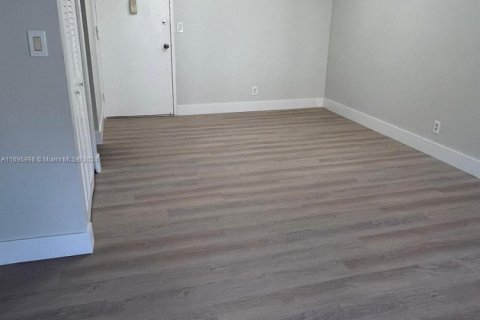 Condo in Hallandale Beach, Florida, 2 bedrooms  № 1869918 - photo 4