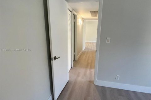 Condo in Hallandale Beach, Florida, 2 bedrooms  № 1869918 - photo 10