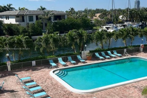 Condo in Hallandale Beach, Florida, 2 bedrooms  № 1869918 - photo 16