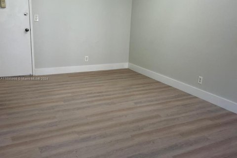 Condo in Hallandale Beach, Florida, 2 bedrooms  № 1869918 - photo 7