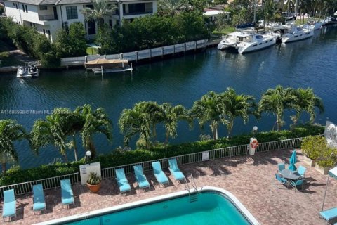 Condo in Hallandale Beach, Florida, 2 bedrooms  № 1869918 - photo 2