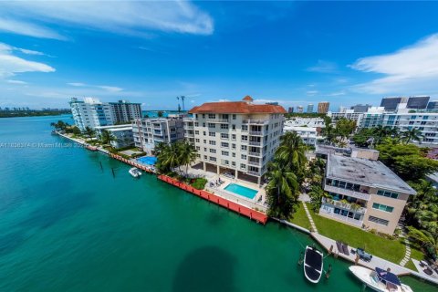 Condominio en venta en Bay Harbor Islands, Florida, 2 dormitorios, 114.27 m2 № 1937081 - foto 29