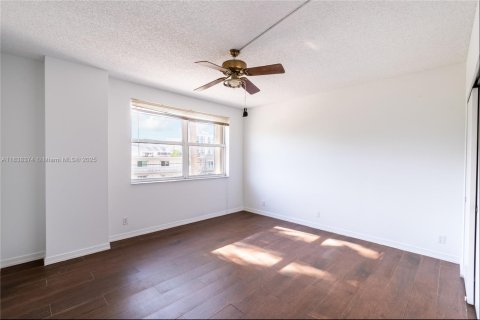 Condominio en venta en Bay Harbor Islands, Florida, 2 dormitorios, 114.27 m2 № 1937081 - foto 9