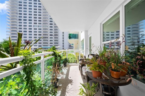 Condo in Fort Lauderdale, Florida, 2 bedrooms № 2249446 - photo 11