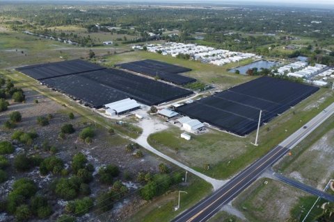 Commercial property in Lake Placid, Florida № 2098334
