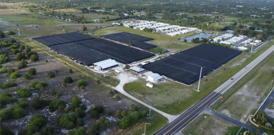 Commercial property in Lake Placid, Florida № 2098334