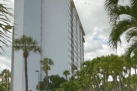 Снять в аренду кондоминиум в Санни-Айлс-Бич, Флорида 2 спальни, 101.64м2, № 1922242 - фото 2