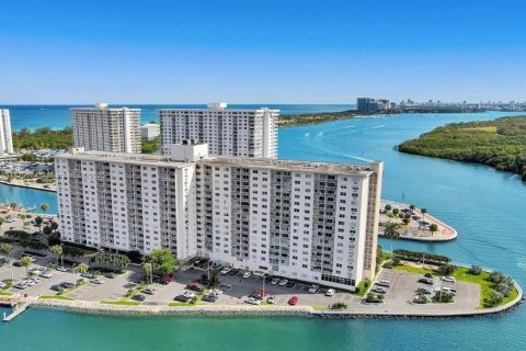 Снять в аренду кондоминиум в Санни-Айлс-Бич, Флорида 2 спальни, 101.64м2, № 1922242 - фото 1