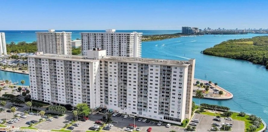 Кондоминиум с 2 спальнями в Санни-Айлс-Бич, Флорида № 1922242