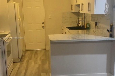 Villa ou maison à louer à Miami, Floride: 2 chambres, 52.68 m2 № 1948251 - photo 1