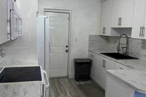 Villa ou maison à louer à Miami, Floride: 2 chambres, 52.68 m2 № 1948251 - photo 3