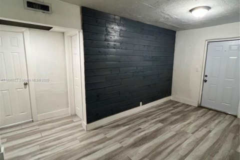 Villa ou maison à louer à Miami, Floride: 2 chambres, 52.68 m2 № 1948251 - photo 2