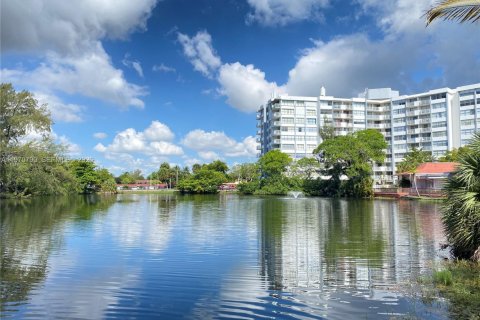 Apartamento en alquiler en Miami, Florida, 2 dormitorios, 116.78 m2 № 2032628 - foto 4