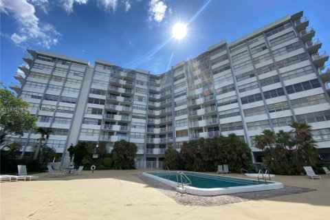 Apartamento en alquiler en Miami, Florida, 2 dormitorios, 116.78 m2 № 2032628 - foto 2