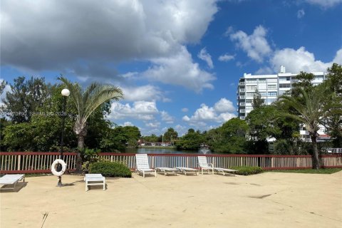 Apartamento en alquiler en Miami, Florida, 2 dormitorios, 116.78 m2 № 2032628 - foto 3