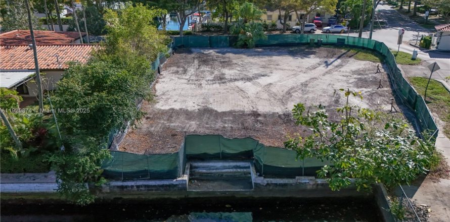 Terrain à North Miami, Floride № 1975179