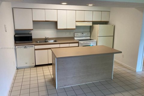 Condo in Pompano Beach, Florida, 1 bedroom  № 1128409 - photo 3