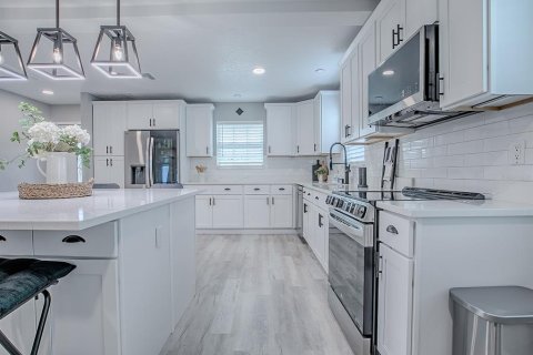 House in Tavares, Florida 3 bedrooms, 200.67 sq.m. № 1907330 - photo 9