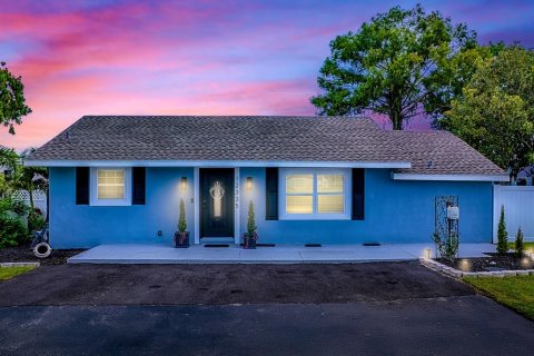 House in Tavares, Florida 3 bedrooms, 200.67 sq.m. № 1907330 - photo 2