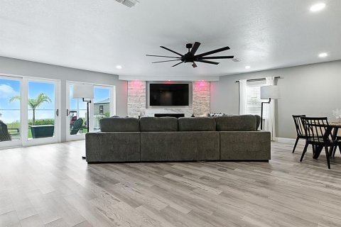 House in Tavares, Florida 3 bedrooms, 200.67 sq.m. № 1907330 - photo 18