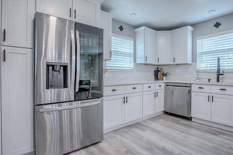 House in Tavares, Florida 3 bedrooms, 200.67 sq.m. № 1907330 - photo 6