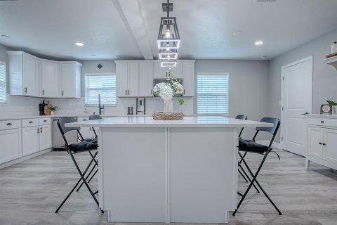 House in Tavares, Florida 3 bedrooms, 200.67 sq.m. № 1907330 - photo 11