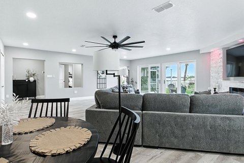 House in Tavares, Florida 3 bedrooms, 200.67 sq.m. № 1907330 - photo 24