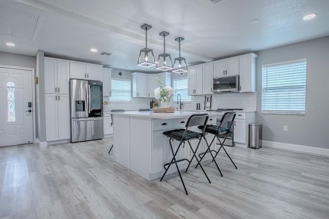 House in Tavares, Florida 3 bedrooms, 200.67 sq.m. № 1907330 - photo 8