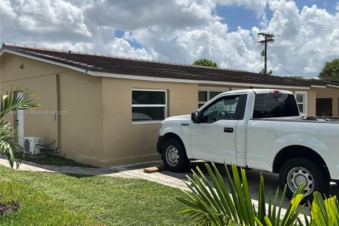 Casa en venta en Lauderhill, Florida, 4 dormitorios, 141.21 m2 № 1938755 - foto 2