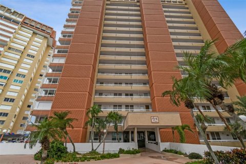 Condominio en venta en Redington Shores, Florida, 2 dormitorios, 108.23 m2 № 1900423 - foto 1