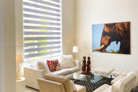 Casa en venta en Miami, Florida, 6 dormitorios, 343.55 m2 № 2189396 - foto 8