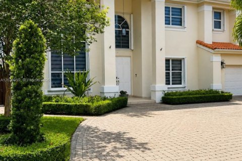 Casa en venta en Miami, Florida, 6 dormitorios, 343.55 m2 № 2189396 - foto 3
