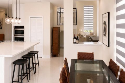 Casa en venta en Miami, Florida, 6 dormitorios, 343.55 m2 № 2189396 - foto 13