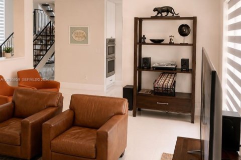 Casa en venta en Miami, Florida, 6 dormitorios, 343.55 m2 № 2189396 - foto 14