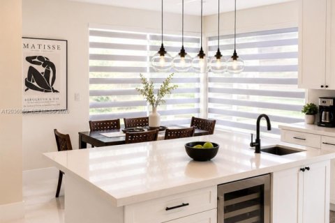 Casa en venta en Miami, Florida, 6 dormitorios, 343.55 m2 № 2189396 - foto 12