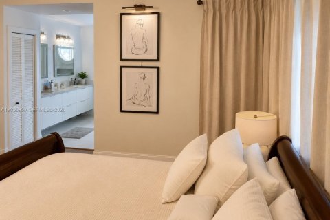 Casa en venta en Miami, Florida, 6 dormitorios, 343.55 m2 № 2189396 - foto 24