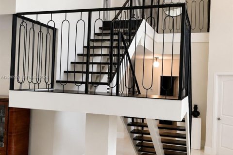 Casa en venta en Miami, Florida, 6 dormitorios, 343.55 m2 № 2189396 - foto 10