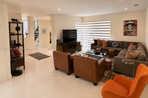 Casa en venta en Miami, Florida, 6 dormitorios, 343.55 m2 № 2189396 - foto 16