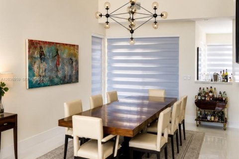 Casa en venta en Miami, Florida, 6 dormitorios, 343.55 m2 № 2189396 - foto 9