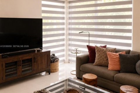 Casa en venta en Miami, Florida, 6 dormitorios, 343.55 m2 № 2189396 - foto 15