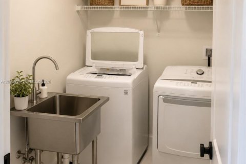 Casa en venta en Miami, Florida, 6 dormitorios, 343.55 m2 № 2189396 - foto 17