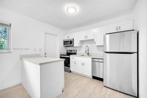 Casa en alquiler en Fort Lauderdale, Florida, 2 dormitorios, 99.41 m2 № 2026011 - foto 2