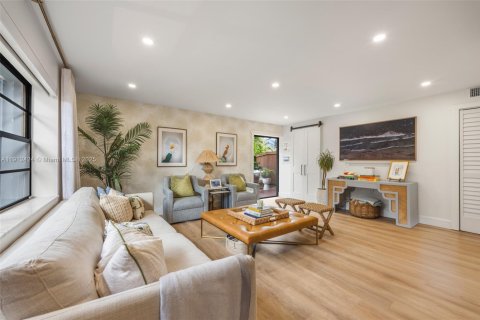 Купить таунхаус в Майами, Флорида 3 спальни, 146.32м2, № 1973920 - фото 1