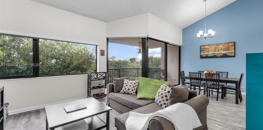 Кондоминиум с 2 спальнями в Майами, Флорида № 2001738