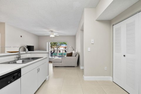 Condo in Davie, Florida, 2 bedrooms  № 1991592 - photo 13