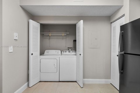 Condo in Davie, Florida, 2 bedrooms  № 1991592 - photo 12