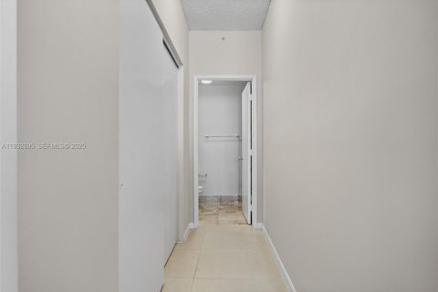 Condo in Davie, Florida, 2 bedrooms  № 1991592 - photo 18