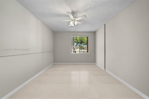 Condo in Davie, Florida, 2 bedrooms  № 1991592 - photo 20