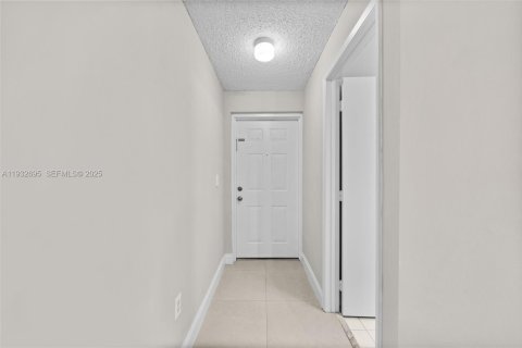 Condo in Davie, Florida, 2 bedrooms  № 1991592 - photo 2